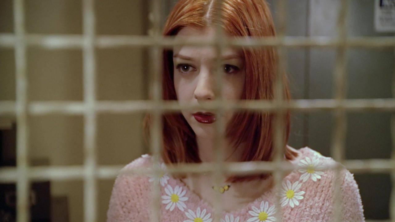 Buffy fighting a vampire